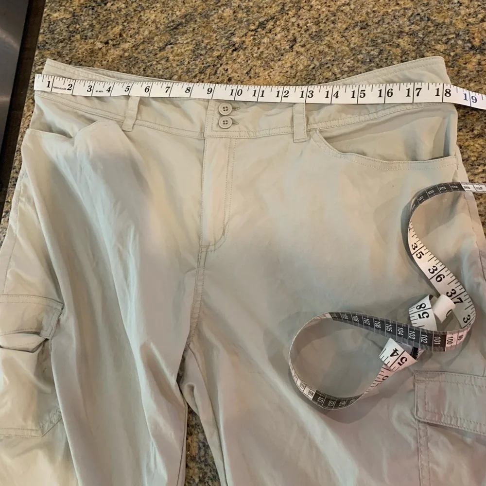 Patagonia Hiking capri pants Size 14 Light tan color roll up option - Picture 8 of 8